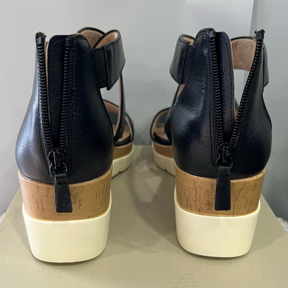 SOUL Naturalizer Black and Tan Sandals - Picture 3 of 6